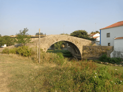 Caminhando entre Cascatas e Penedos